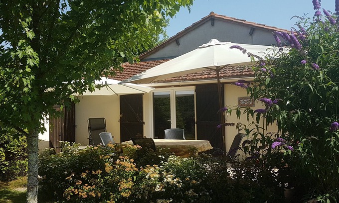 Vergt House | Cottage with large peaceful fenced garden.