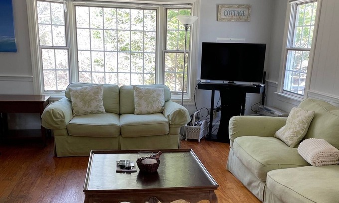 West of Town House | Cottage with large private yard