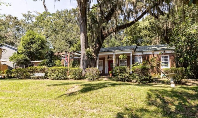 Tallahassee House | Cottages @ Lake Ella - Bungalow 1bd1b/kitchen