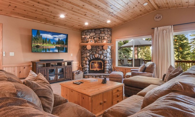Tahoe Vista House | Cottonwood Place - Luxury, Hot Tub, Sleeps 10, Ski