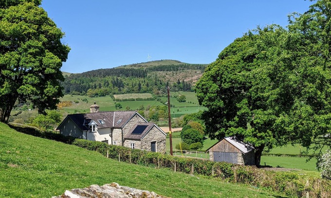 Llandrillo Cottage | Counrty Cottage with HOT TUB, FIBRE BROADBAND, NETFLIX