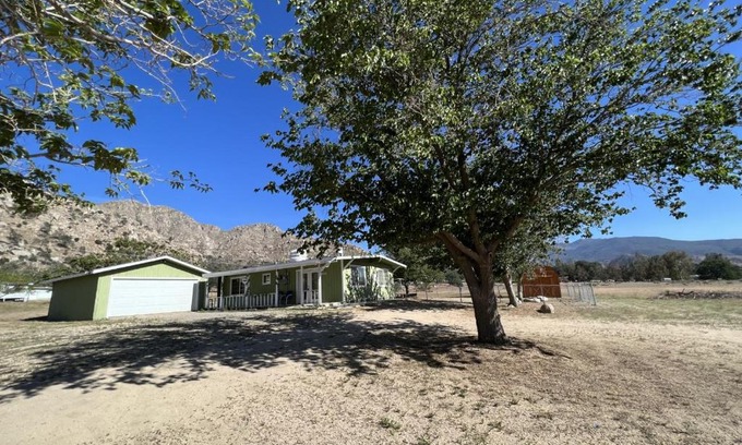 Lake Isabella House | Country Bungalow with Jacuzzi on over 2 Acres
