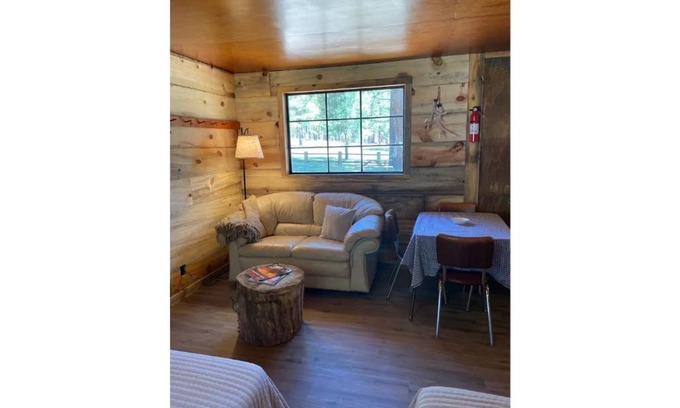 Alpine Cabin | Country cabin getaway for a crowd in the pines of Alpine AZ