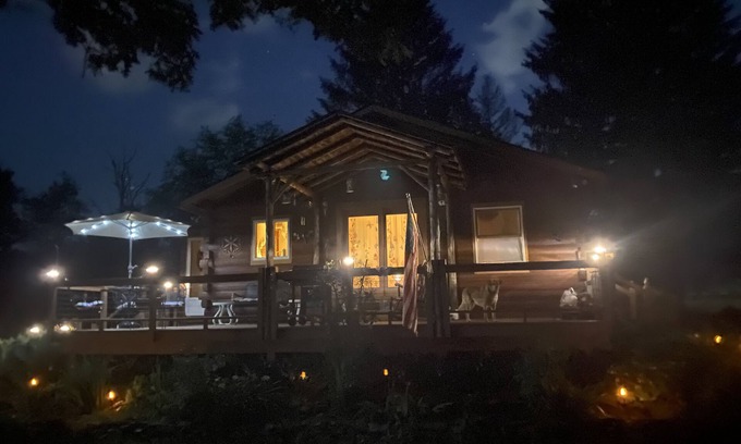 East Nassau Cabin | Country Cabin- Nature preserve,Hiking, Skiing, fishing, swimming & pet friendly