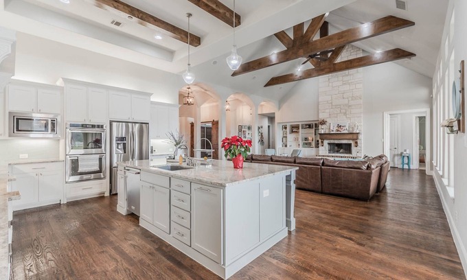 Lucas House | Country charm & close to it all! Sleeps 16+! Sky high ceilings & exposed beams!