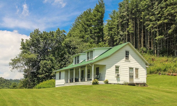 Crumpler Cabin | Country Classic Available Labor Day Weekend!