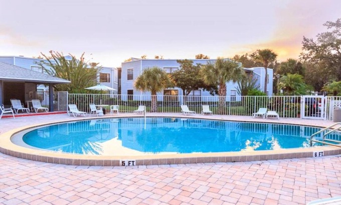 Ventura House | Country Club Condominium