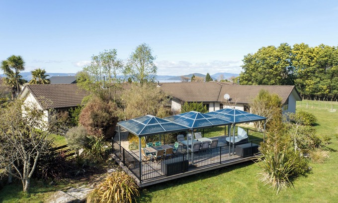 Hamurana House | Country Comfort at Hamurana is hugely popular with the farm animals onsite