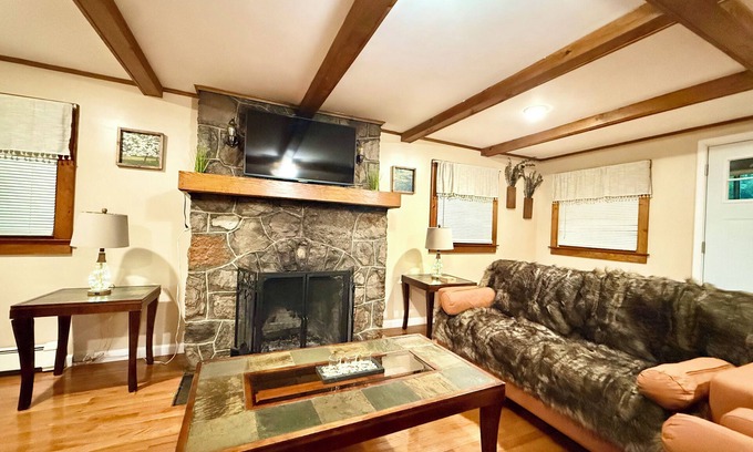 Montague House | Country Comfort Cabin by Eden Islands