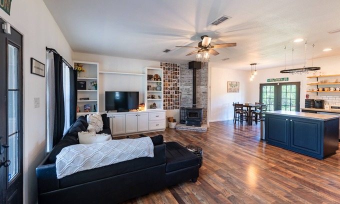 Hico House | Country Comfort with a Fireplace