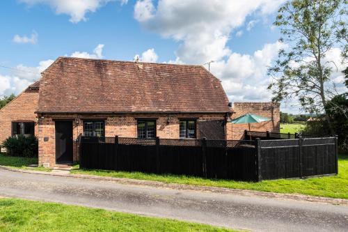 Upper Dicker House | Country Cottage 2BR with Hot Tub and Tennis Court