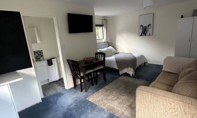 West Melton Cottage | Country cottage close to airport (pet friendly)