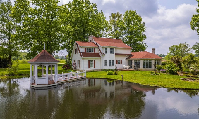 Apple Creek Cottage | Country Cottage, Offers a quiet peaceful getaway!