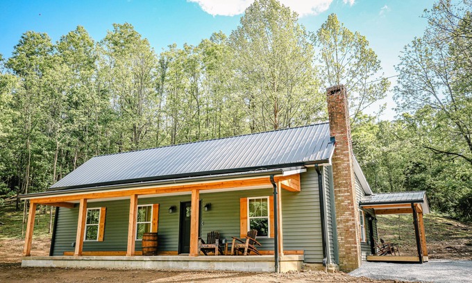Springfield Cabin | Country Cottage on the Bourbon Trail, near Bardstown, Peaceful, Family, Couples