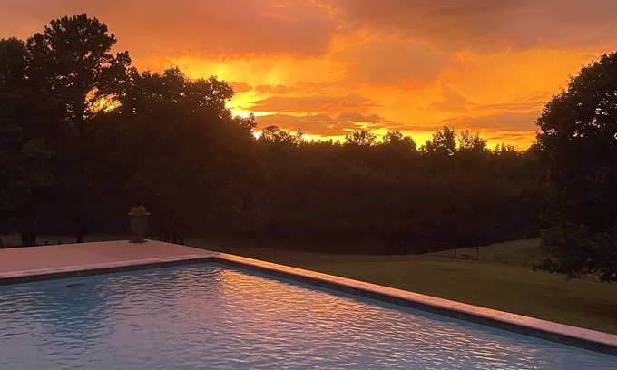 Lone Star Cottage | Country Cottage with WiFi and AC in lovely Daingerfield - fishing, swimming etc!