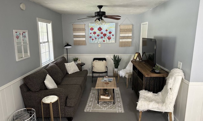 Mayhew Cottage | Country Cottage with fenced in backyard