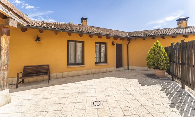 Espeja de San Marcelino House | Country House 'Rural Iglesia 3' with Shared Terrace, Private Garden and Balcony