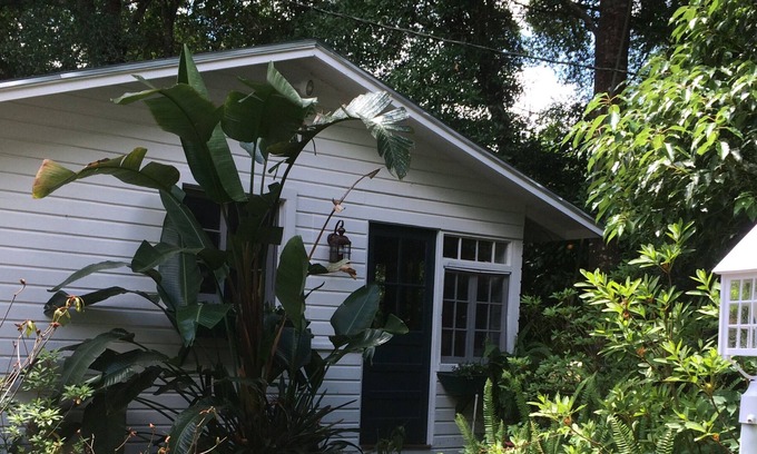 Glenwood House | Country Estate Guest Cottage