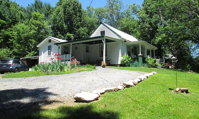 Elizabethton House | Country Farmhouse, Bristol Casino/Races, Rhym-Root's concert-Sept. Hiking/Biking