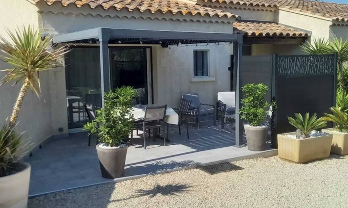 Chateauneuf-de-Gadagne Apartment | Country apartment