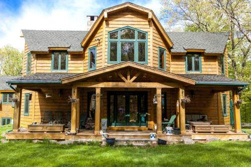 Bedford House | Country Getaway Nestled in Enchanting Westchester County near New York City
