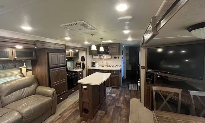 Nampa Apartment | Country Glamper with fireplace & hot tub