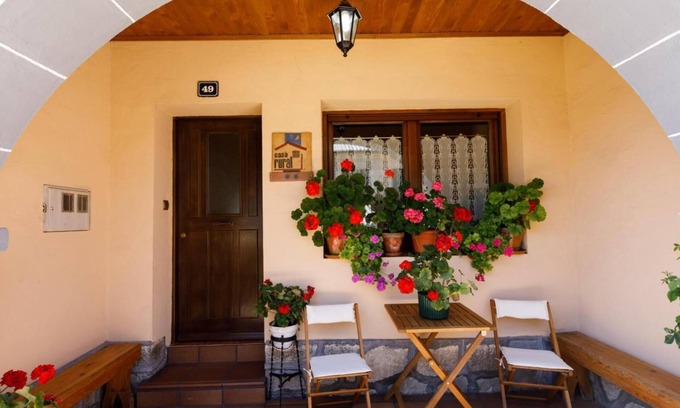 San Leonardo de Yague House | Country House 'Laguna Negra 49' with Private Terrace, Balcony and Wi-Fi