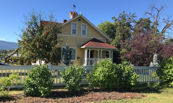 BX House | Country Heritage Home near Silver Star, Sovereign Lake Nordic Club and Kal Lake