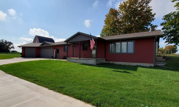 Pickett House | Country home 1/2 hour from EAA Oshkosh