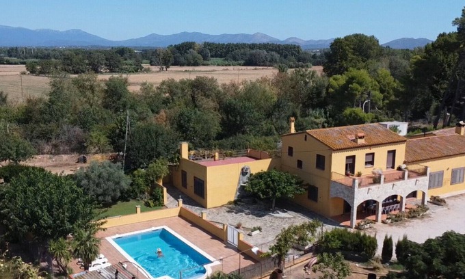 Perelada House | Country House 'Les Cabretes Vilanova De La Muga' with Mountain View, Wi-Fi and Air Conditioning