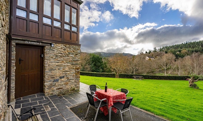 Espasante House | Country House 'A Concha' with Shared Terrace, Private Garden and Wi-Fi