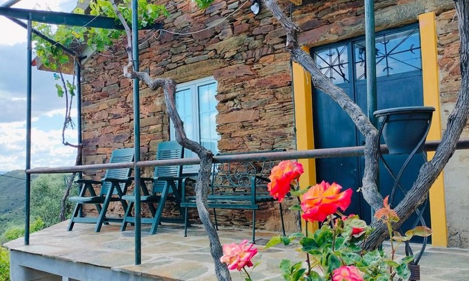 Torre de Moncorvo House | Country House 'Casa De Canelas - Refugio Terroir' with Mountain View, Wi-Fi and Air Conditioning