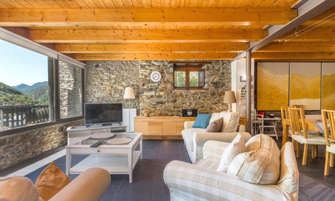 Tavascan House | Country House 'Casa Guillem 3' with Lake View, Wi-Fi and Air Conditioning