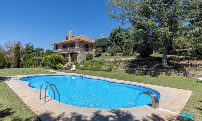 La Serrada House | Country House 'Casa Rural Las Yernas' with Mountain View, Private Pool and Wi-Fi