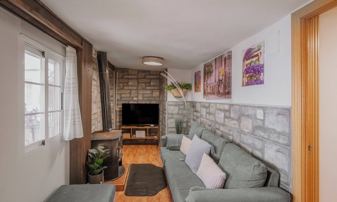 Pedro Bernardo House | Country House 'El Burrito De Gredos' with Balcony, Wi-Fi and Air Conditioning