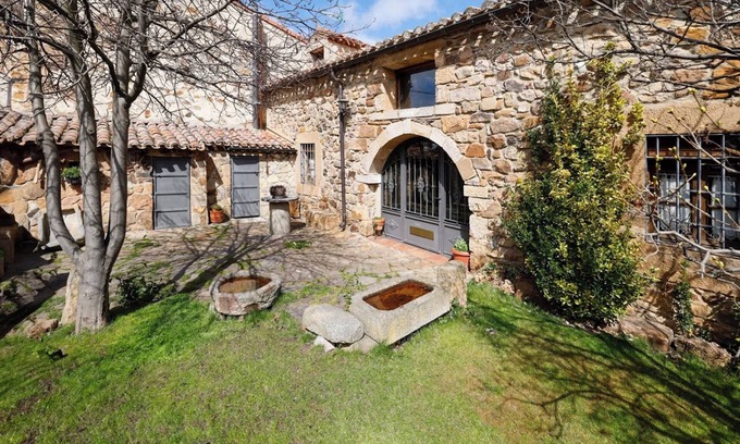 Almajano House | Country House 'El Molino Del Pepe' with Private Terrace, Private Garden and Wi-Fi