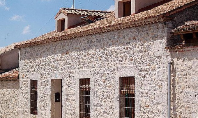 La Parrilla House | Country House 'La Moderna' with Private Terrace, Private Garden and Wi-Fi