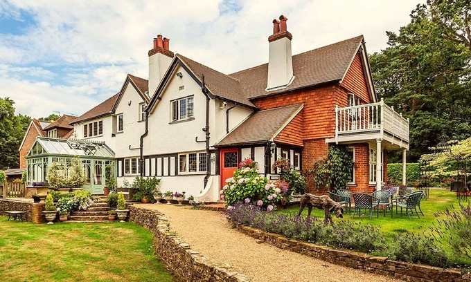Chilworth House | Country House on Surrey Village Cricket Green