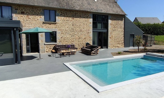 Isigny-le-Buat House | Country house with pool and spa