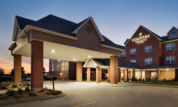 Oakdale Hotel | Country Inn & Suites by Radisson, Coralville, IA
