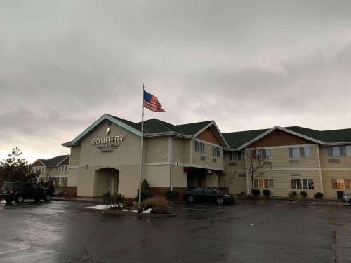 Larkspur Hotel | Country Inn & Suites by Radisson, Bend, OR