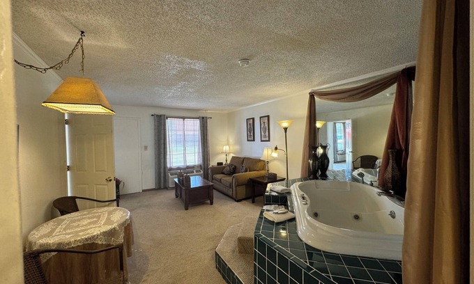 New Llano Hotel | Country Inn
