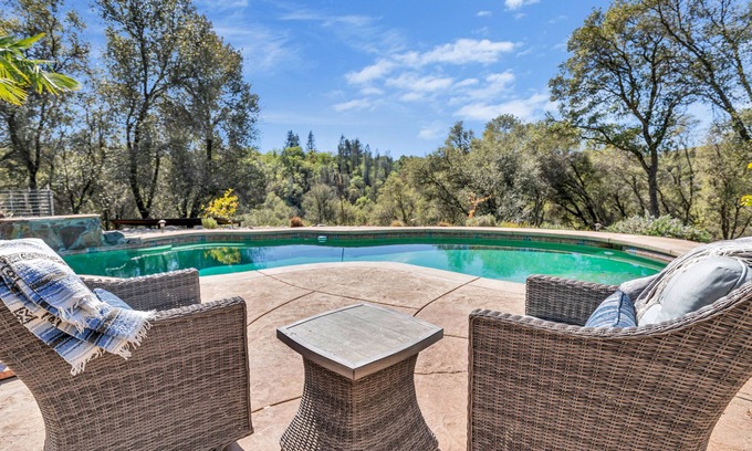 Placerville House | Country Living in Cozy Luxury.Welcome long term renters and furry friends