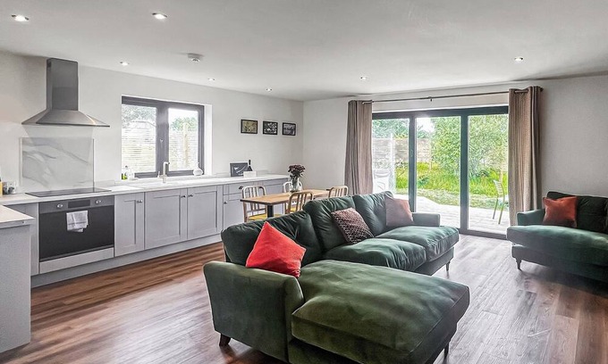 Attleborough Ski Chalet | Country Lodge Deluxe