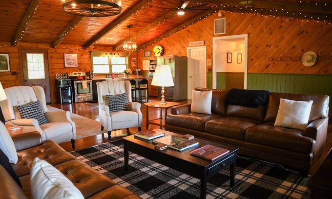 Round Hill Cabin | Country Lodge: Great Room, View, Hot tub