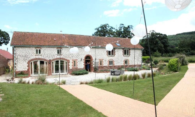 Potter Brompton House | Country Retreat, hot tub, games room, dog friendly