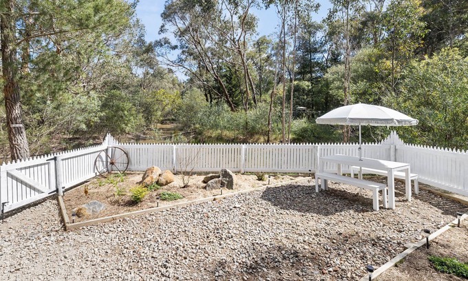 Smythesdale House | Country Retro Caravan Cottage