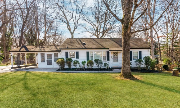 Winston - Salem House | Country's Club Southern Comfort Retreat