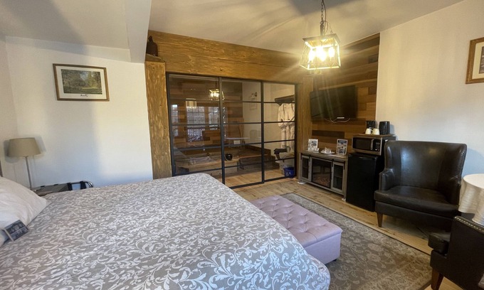 Wolfville Bed & Breakfast | Country Suite - HotTub, KingBd, Downtown