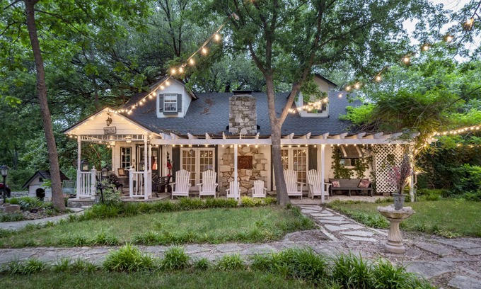 Glen Rose Cottage | Country Woods Inn